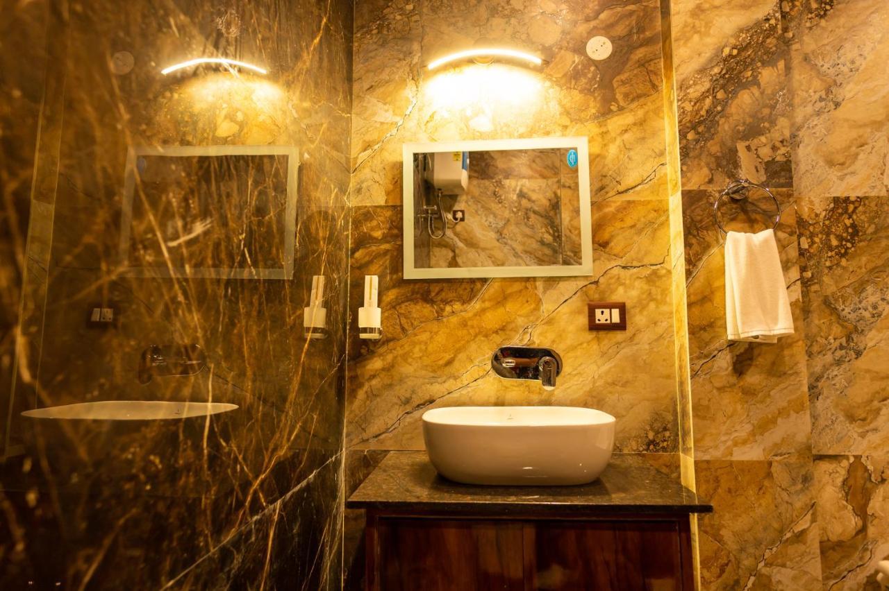 The Kaziranga Address Hotel ภายนอก รูปภาพ