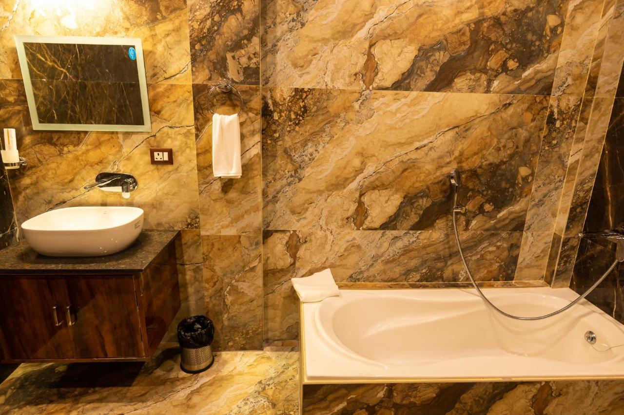 The Kaziranga Address Hotel ภายนอก รูปภาพ