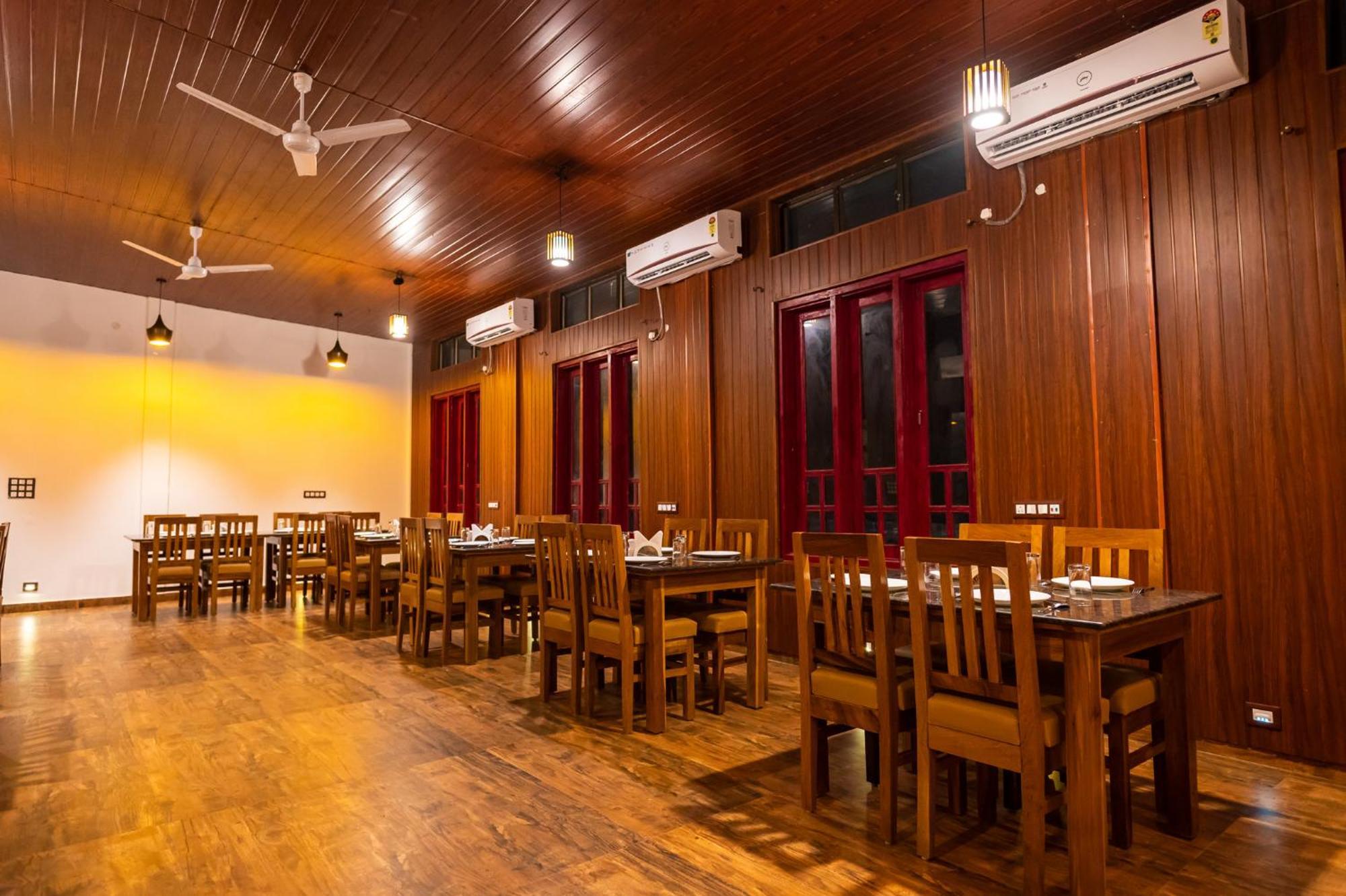 The Kaziranga Address Hotel ภายนอก รูปภาพ