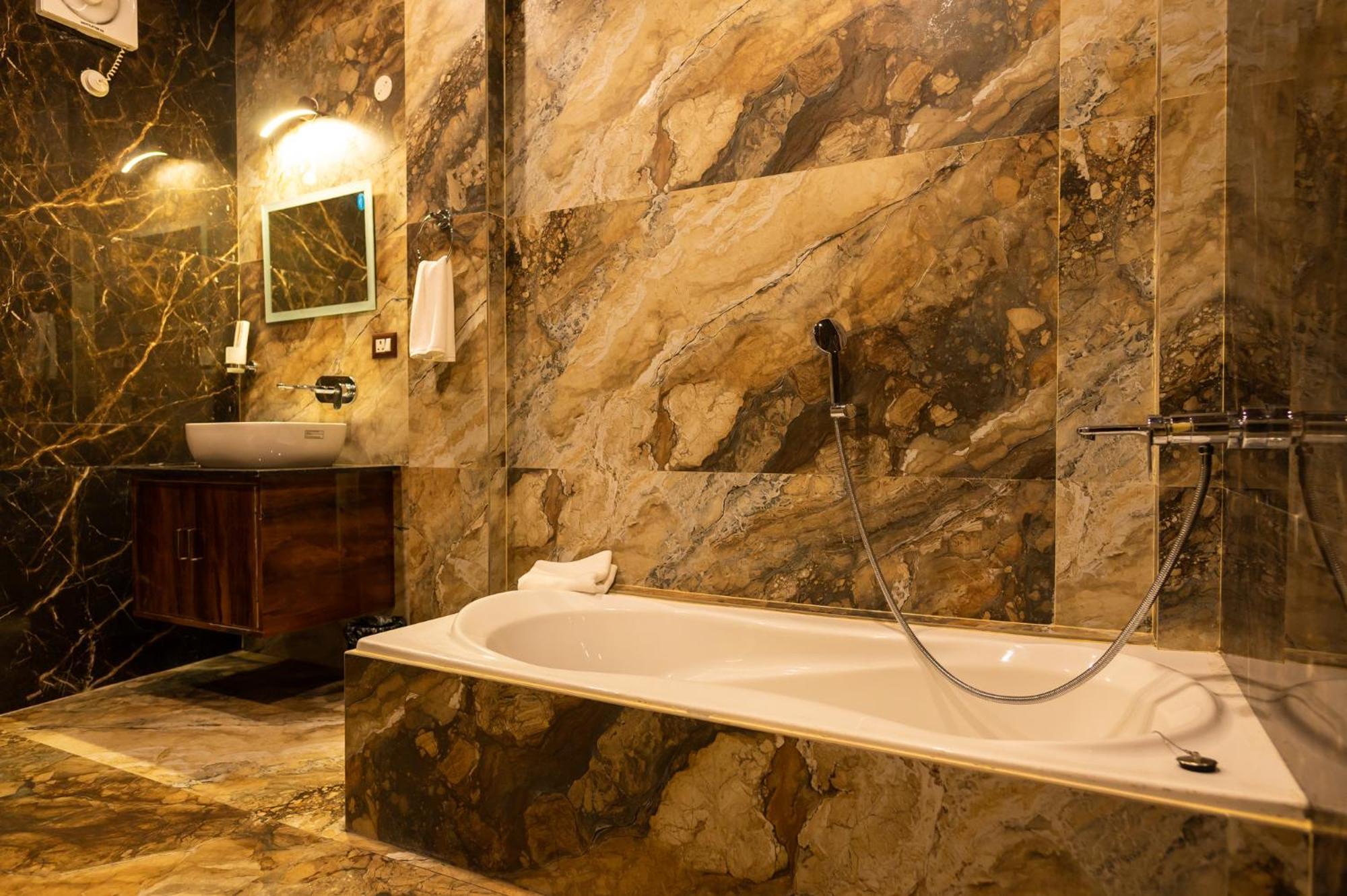 The Kaziranga Address Hotel ภายนอก รูปภาพ